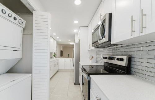 Luxury Waterfront Boca with Pool, Hot Tub and Boat Views - Photo 12