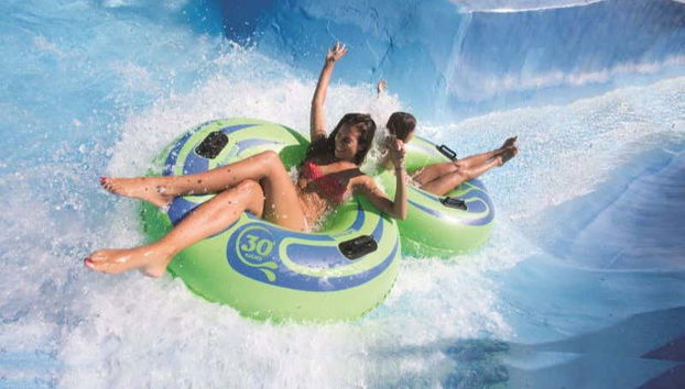Divertimento nel parco acquatico Aquafan