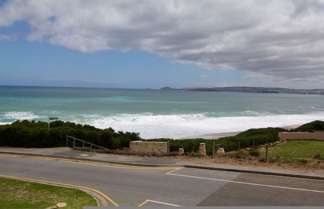 Southern Sands Beachfront Apartment - Photo 9