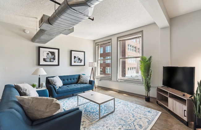 Spacious 2BR Downtown Retreat - Photo 43