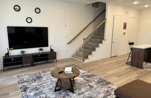 Modern 2 Bedroom All-En-Suite Near Downtown with EV Socket - Photo 1