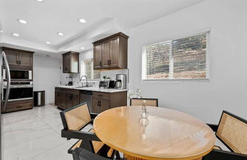 Mountains Views with Pool & Basketball, Relax & Play! - Foto 27