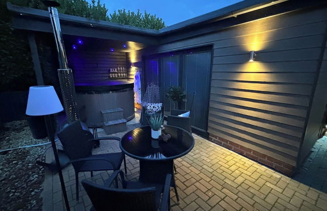 Sheffield-apartment-sleeps4-parking-hottub - Photo 23