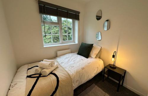 Comfortable 3 Bed House with Garden & Parking - Foto 27