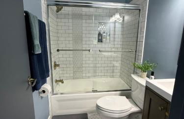 Delightful 3 Bd Home with King size bed, hot tub, playground! - Foto 35