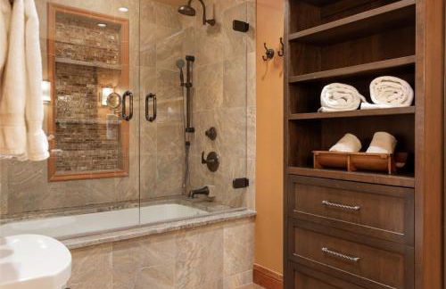 Outdoor Private Hot Tub, In Home Movie Theater, Luxurious Creekside Home - Photo 32