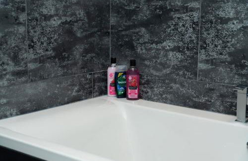 4 Bed Failsworth Home - 3 Bathrooms - Free Parking - Ideal For Contractors & Families - FREE 1 HR EARLY CHECK-IN OR 1 HR LATE CHECK-OUT FOR 2 NIGHT STAY BOOKINGS UNTIL THE END OF MAY - Foto 30