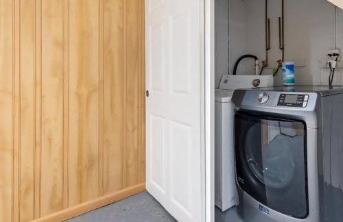 Downtown Naperville Retreat with King bed Near Riverwalk Dedicated Workspace Free Garage Parking Patio - Foto 6