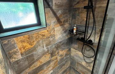 Luxury Spa Cabin with Outdoor Bath, Sauna & Fireplace - Foto 40