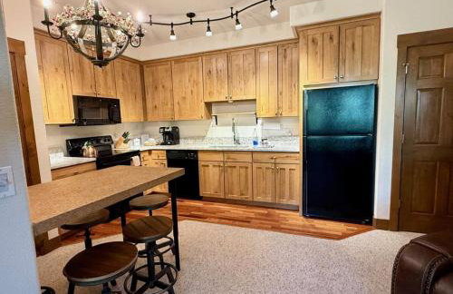 2 BR Basecamp Bliss at Kicking Horse Near Ski Hill - Foto 17