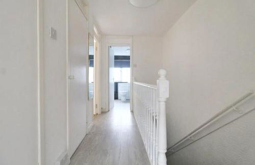 Free Parking - 3 Bedrooms - Sleeps 7 - Airport - Foto 12