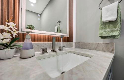 Modern 5BR, Kid-Friendly Home In Poconos with Pool Table - Foto 41