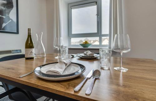 Chic and Bright Apartment Near the Water - Photo 8