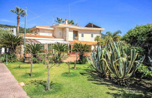 Amazing Home With Pool - Photo 11