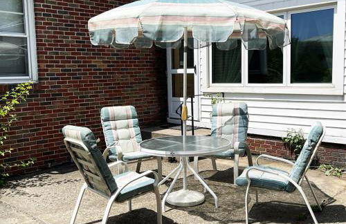 Entire Home in Buffalo - 6 Guests 3 Bedroom 1 Bath - Convenient Location - 25min to Niagara Falls - Foto 14