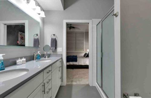 Modern Townhome Near Downtown walk to CWS! - Foto 26