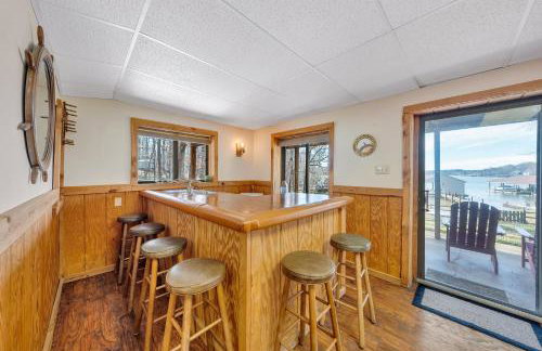 Lakeside Lodge - Lakefront home with private dock & hot tub - Foto 21