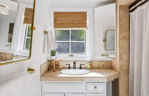 Modern Organic Home with Backyard Creek near State Park - Foto 22