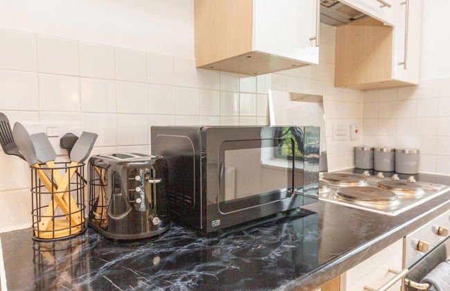 Beautiful 1-bed Apartment in Salford - Photo 4