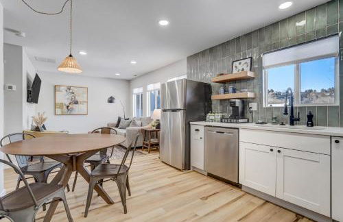 Secluded Westside Cottage - King Bed, Hot Tub, Views, Near Parks and Trails! - Foto 12