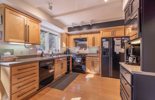 3BR Home in Alpine Meadows for 8 - Photo 13