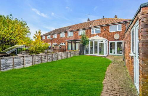 Spacious 4-Bed Haven in Orpington Retreat - Photo 25