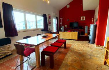 Modern Red & Blue Apartment - Photo 1