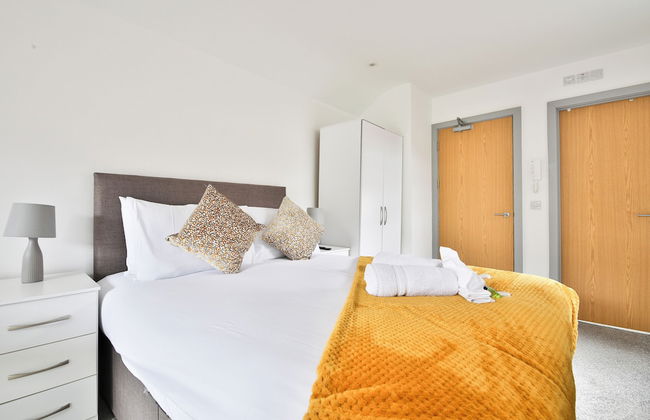 Stunning Studio In Converted Building - Photo 9