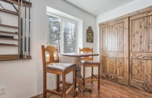 Rustic cabin charm w/ hot tub, arcade basketball - Foto 58