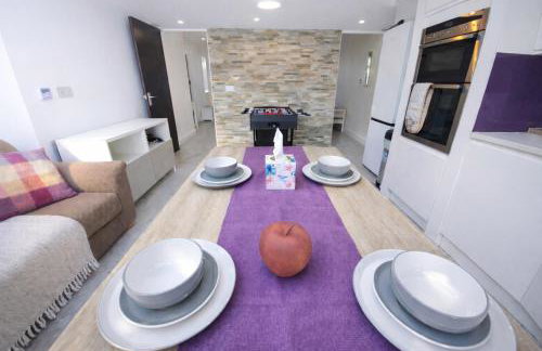 Spacious 5BR Home with Garden, Games & Parking Near Heathrow Windsor - Photo 8