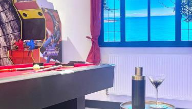 The Secret Agent Apartment - Brought to you by Coastline Retreats - Brand New - 2 mins walk to Beach - Childrens play den - Pool Table - Time Crisis Arcade Machine - Foto 3