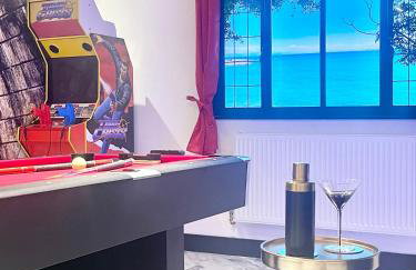 The Secret Agent Apartment - Brought to you by Coastline Retreats - Brand New - 2 mins walk to Beach - Childrens play den - Pool Table - Time Crisis Arcade Machine - Foto 3