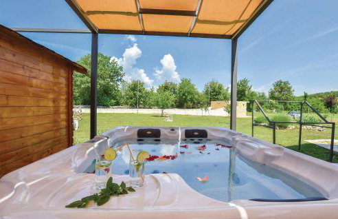 Cozy Home In Vojnic Sinjski With Sauna - Photo 3