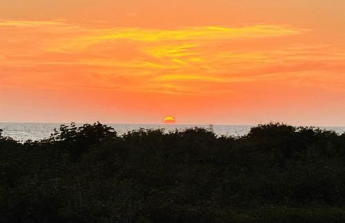 Gorgeous vacation home on the water with heated pool and sand! - Foto 3