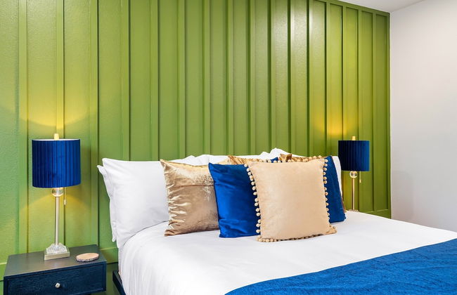 Luxury Lakehouse - Photo 2