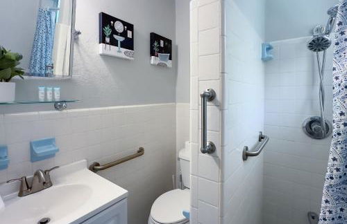 Spacious 3-Bedroom Villa with Heated Saltwater Pool and Fenced Yard in Oakland Park - Foto 59