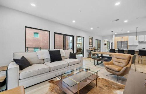 Skyline View, Pool, Gym, Balcony's, Walk to BWay! - Foto 2