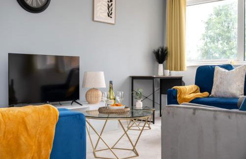 Beautiful Orpington Home w Pool Table and Driveway - Photo 15