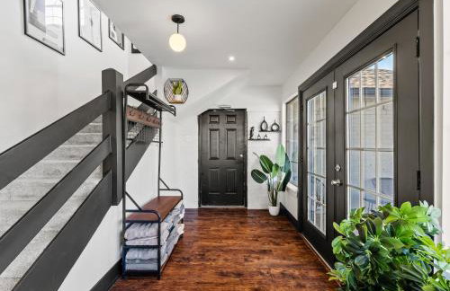 Stunning Carrollton Castle with 4 Bedrooms + Pool + Media Room - Foto 15