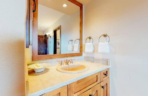 Beautiful Mountain View Condo - Photo 26