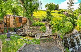 The Old Pumphouse Shepherds Hut with Hot Tub - Photo 17