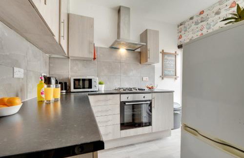 Newcastle CITY APT5,FREE STREET PARKING,4 BEDROOM HOUSE WITH 2 FULL BATHROOM AND KITCHEN,ALL ROOMS WITH TVs,7 BEDS,NETFLIX - Photo 10