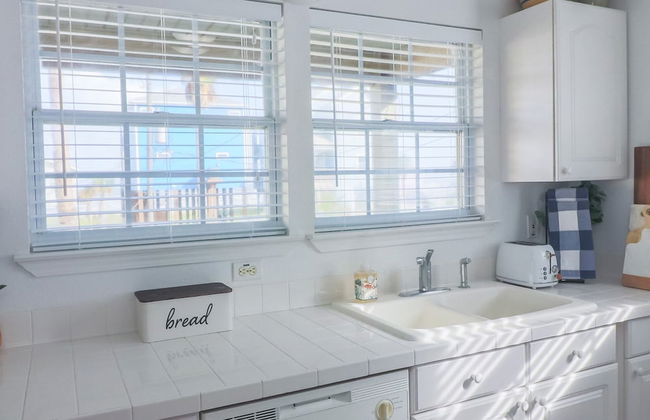 2nd Row Beach Home Ocean Views Old School Vibes - 1 min Walk to Sunny Beach - Foto 6