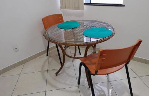 Dois quartos Cozinha completa Wi Fi Self check in com senha Central e perto de tudo a 4,4Km da Rodoviária e 15,4 km do Aeroporto Apartamentos 102 e 302 - Foto 13