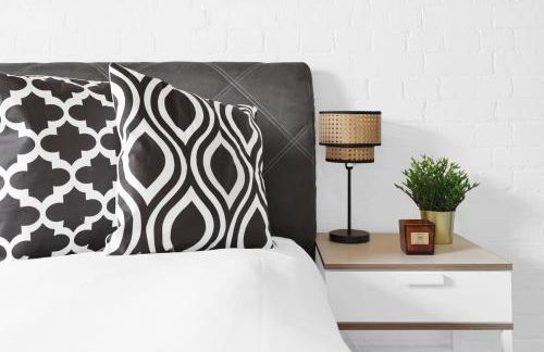 Large Industrial Style 2 Bedroom Apartment Short Term Rental & Flexible Renting Canary Wharf With Free WiFi - Photo 12