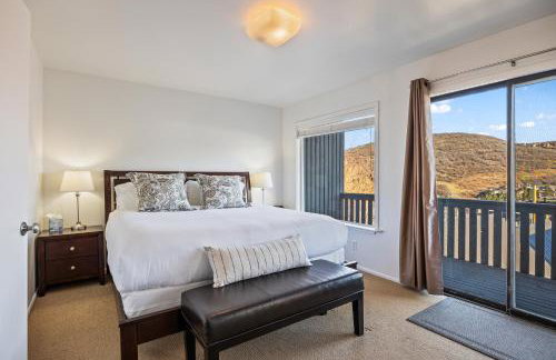 Unbeatable Location, Cozy Studio, Ski-In Ski-Out, Main Street Access, Perfect for Adventure! - Photo 3