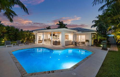 Seven Palms Waterfront- Private Dock, Heated Pool & Lanai -Walk to beach! by Maven Vacation Rentals - Foto 35