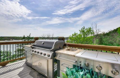 Lavish Retreat with Decks, Steps to Table Rock Lake! - Foto 37