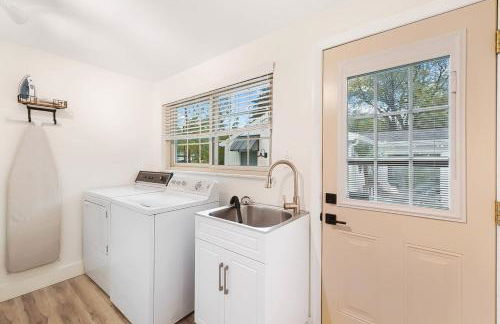 The Sleepy Tiki - game room, tiki lounge, firepit - Foto 42