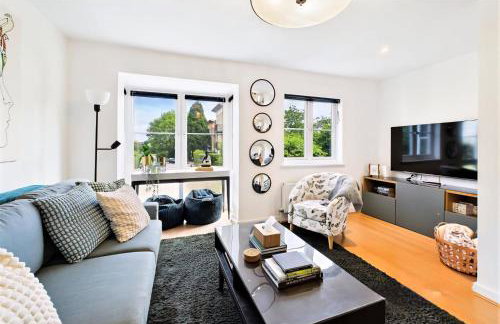 3 bed modern townhouse with self check in, sleeps 6, 35mins direct train to London Waterloo, zone 6 - Photo 11